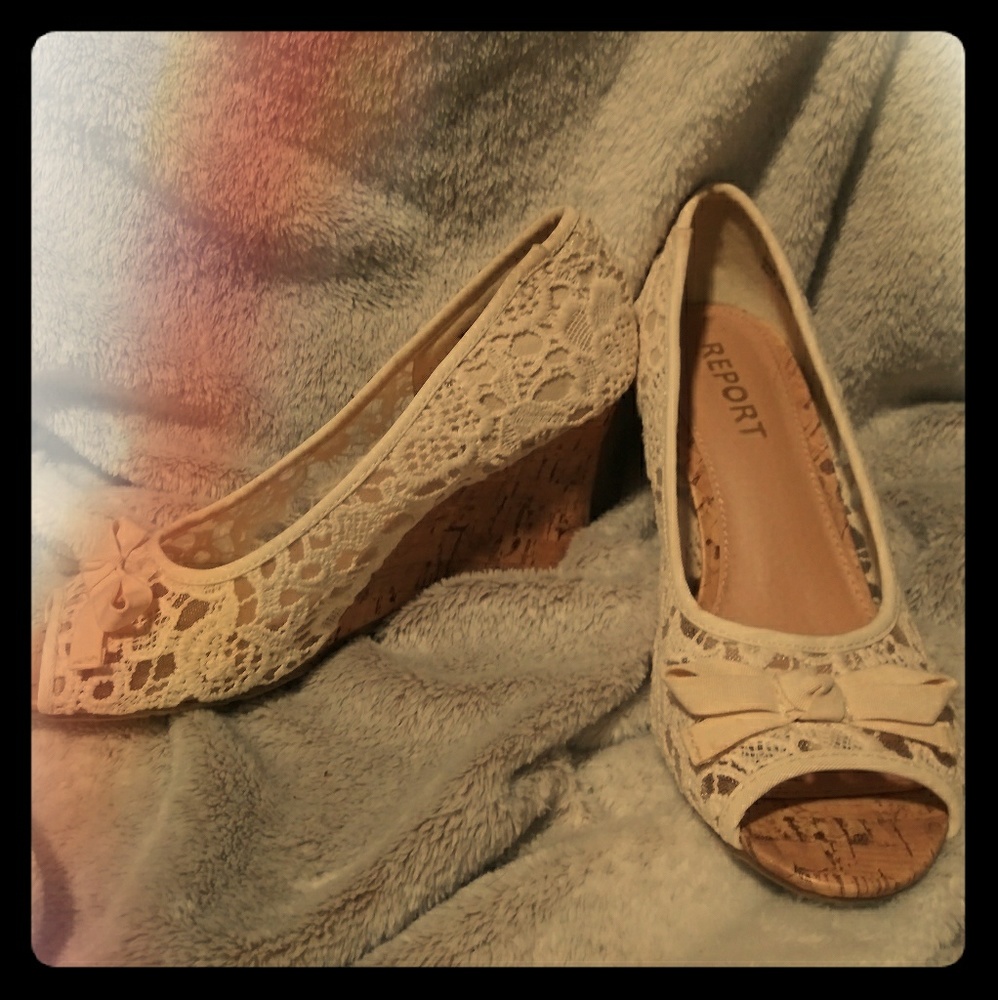 Report Lace Cream Wedges